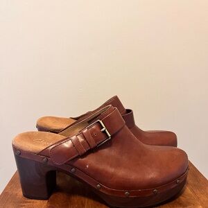 Clarks Women's Brown Leather Clogs